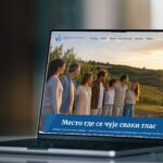 Насловна страна Форума „Светионици Србије“ приказана на екрану лаптопа
